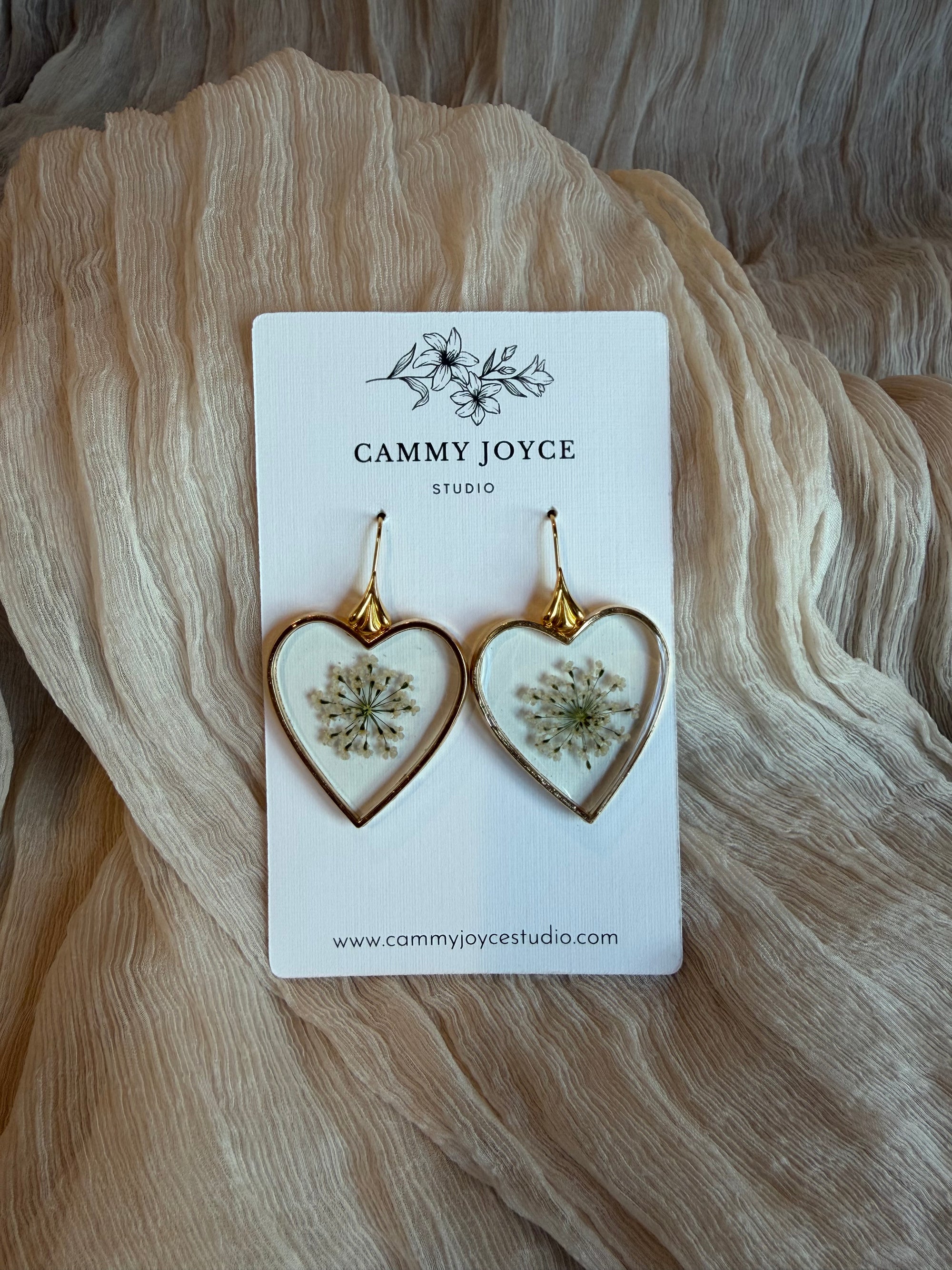 Queen Anne’s Lace Pressed Flower Earrings – Gold Heart