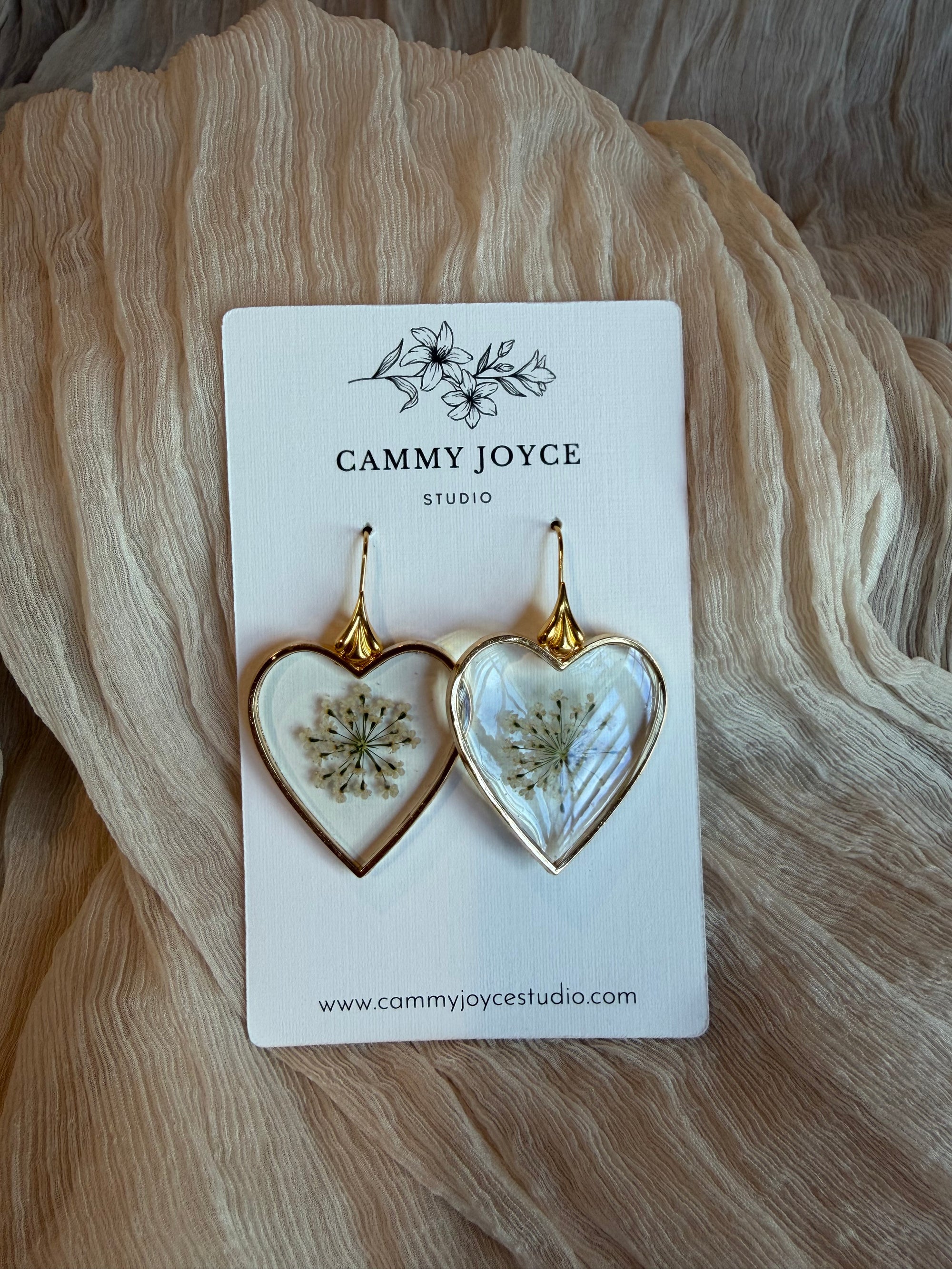Queen Anne’s Lace Pressed Flower Earrings – Gold Heart
