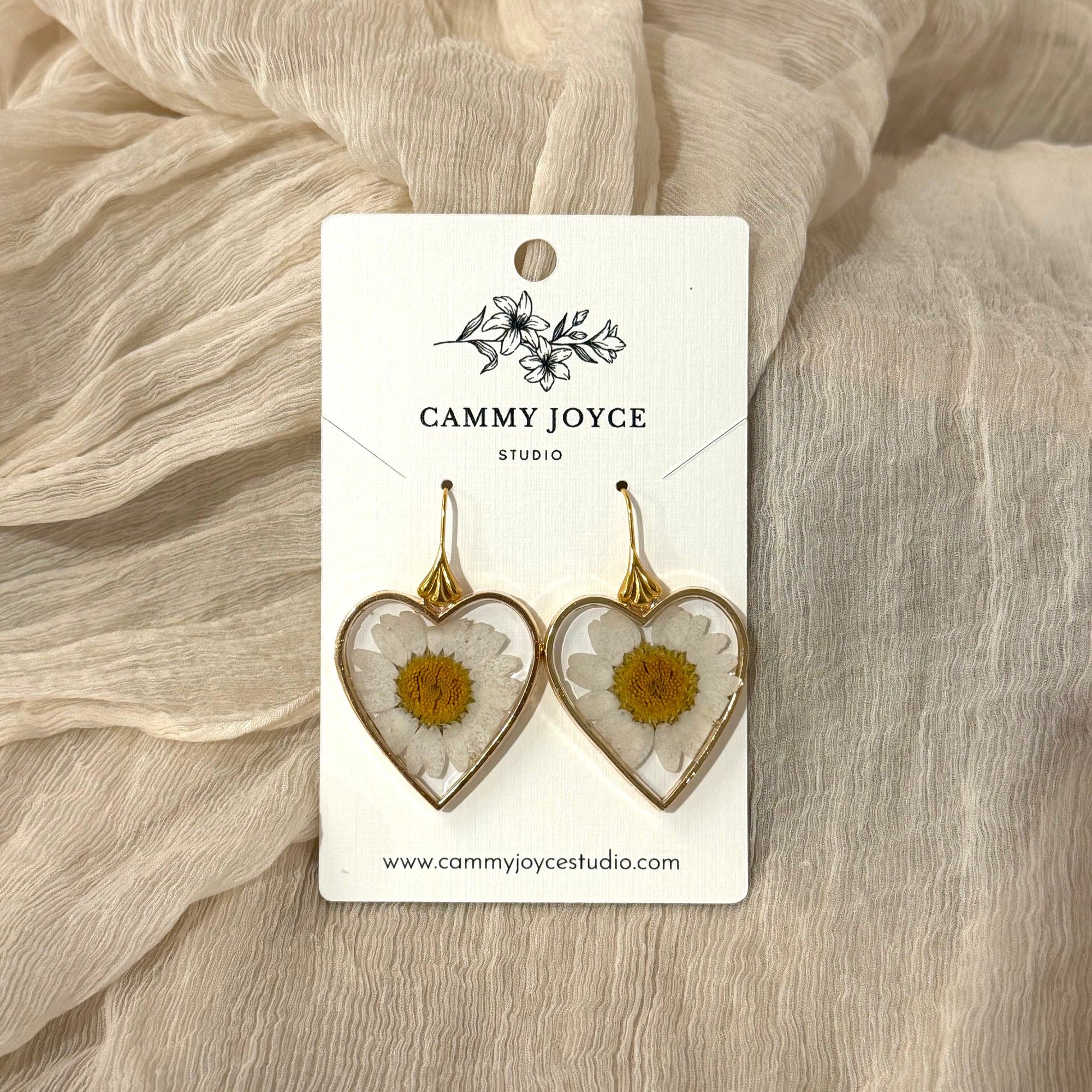 Daisy Pressed Flower Earrings – Gold Heart